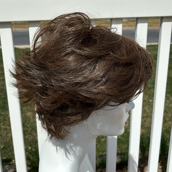 NWT DK BRN modern short wig - Picture 2 of 4